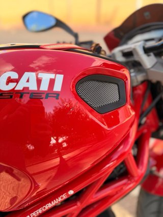 Ducati Monster 696 Roja