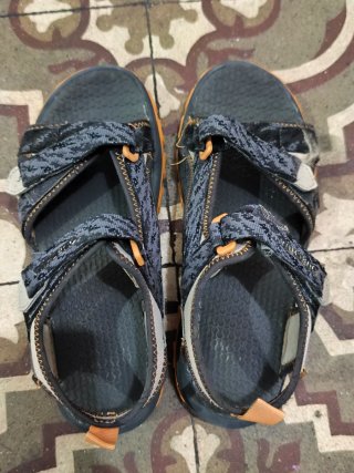 Sandalias niño negras y multicolor