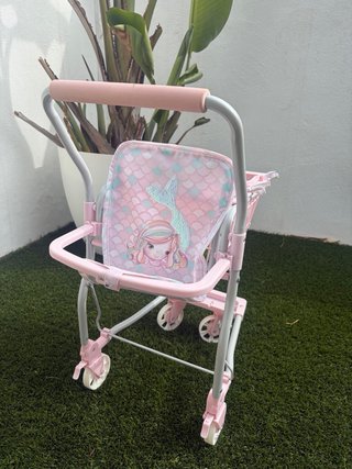 Carrito de compra de juguete rosa de cuevas