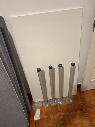 Mesa de escritorio blanca