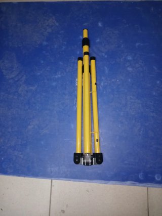 Trípode amarillo para foco