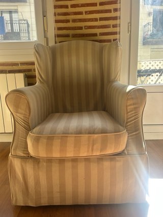 Sillón de tela beige a rayas