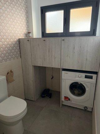 Mueble de baño gris y blanco