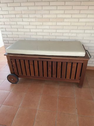 Baúl de madera con cojín beige