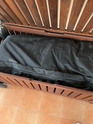 Baúl de madera con cojín beige