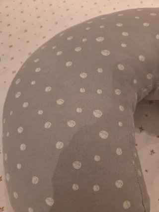 Cojín de lactancia gris con puntos
