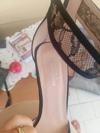 Sandali eleganti con pizzo nero