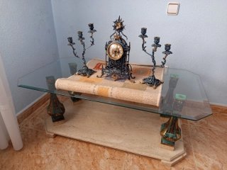 Mesa centro cristal con reloj y candelabros