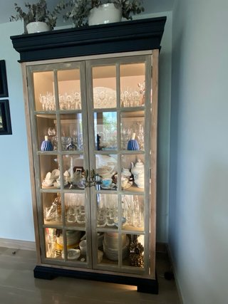 Alacena de madera y cristal