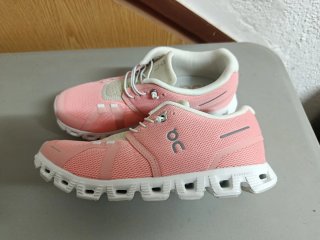 Zapatillas On Running rosas y blancas