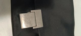 Bolso negro pequeño con cierre metálico