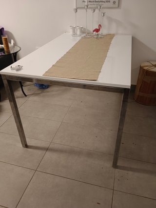 Mesa de comedor blanca y plateada