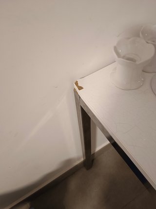 Mesa de comedor blanca y plateada