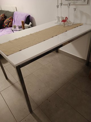 Mesa de comedor blanca y plateada