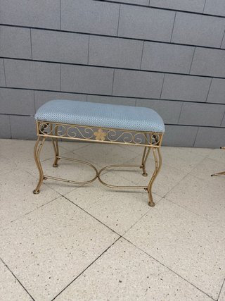 Banqueta dorada tapizada azul claro