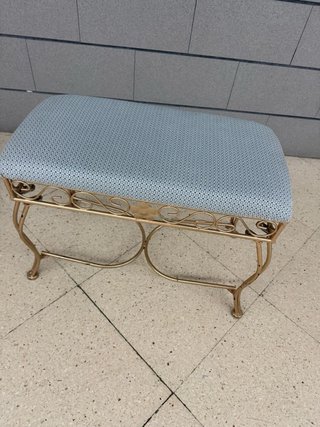 Banqueta dorada tapizada azul claro
