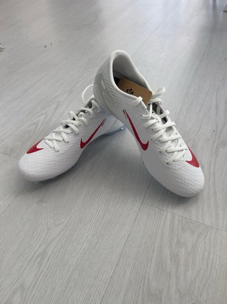 Zapatillas Fútbol Nike Blancas y Rojas