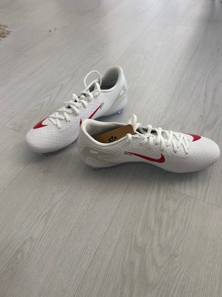 Zapatillas Fútbol Nike Blancas y Rojas