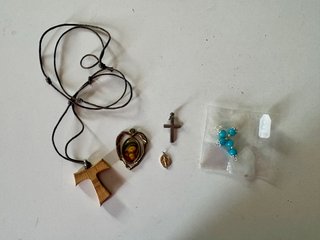 Lotto ciondoli sacri: crocefisso, Madonna, Tau