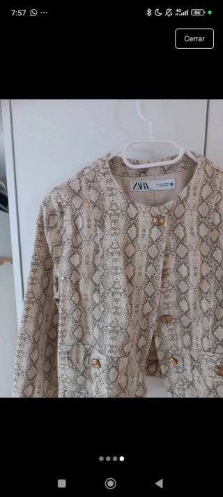 Chaqueta Zara efecto piel serpiente