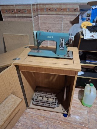 Máquina de coser Alfa antigua