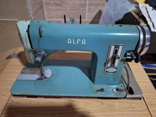 Máquina de coser Alfa antigua