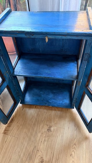 Vitrina vintage azul con puertas de cristal