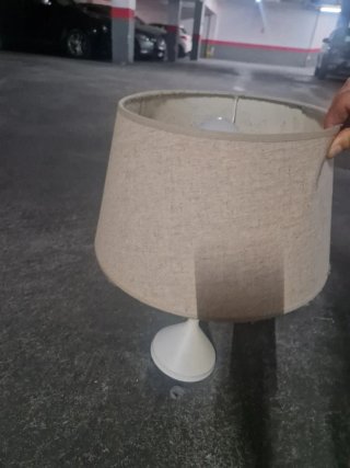 Lámpara de techo beige y blanca