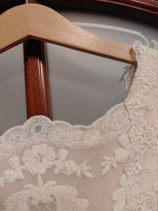 Vestido de Comunión beige con lazo y Tocado rosa