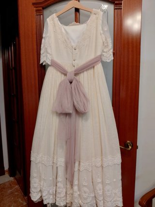 Vestido de Comunión beige con lazo y Tocado rosa