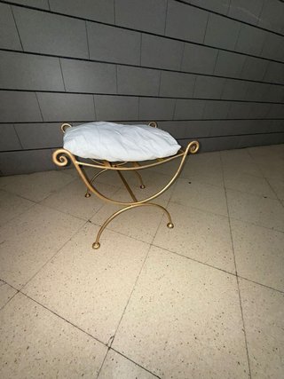 Banqueta de metal dorado con cojín blanco