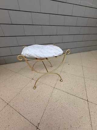 Banqueta de metal dorado con cojín blanco