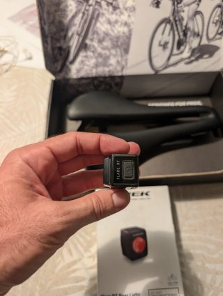 Bontrager Aeolus RSL + Luz Trasera Trek Flare RT