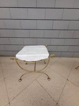 Banqueta metal dorado con cojín