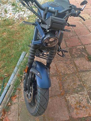 Moto Naked Negra 2 años