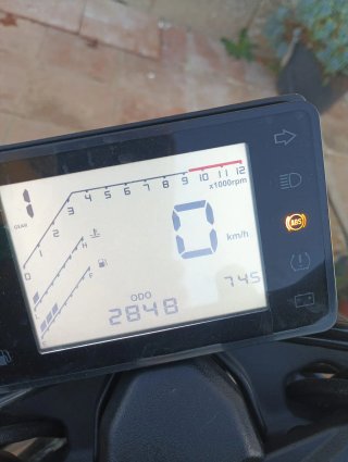 Moto Naked Negra 2 años