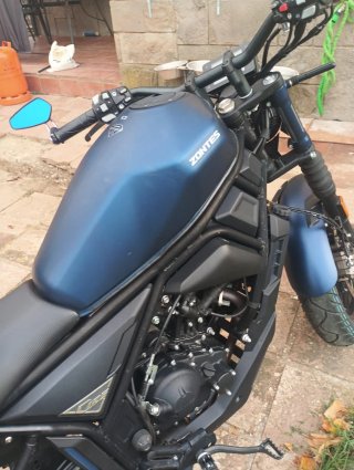 Moto Naked Negra 2 años