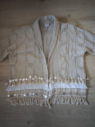 Chaqueta Beige con Flecos y Monedas