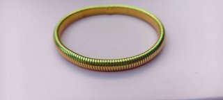 Pulsera dorada flexible