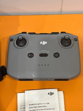 Dron DJI Mini 2 SE con mando y accesorios.