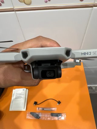 Dron DJI Mini 2 SE con mando y accesorios.