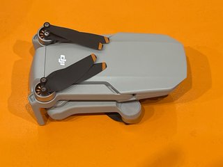 Dron DJI Mini 2 SE con mando y accesorios.