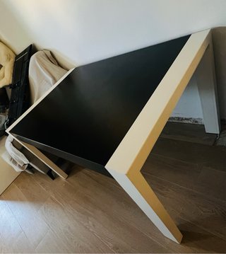 Mesa de comedor moderna blanca y negra