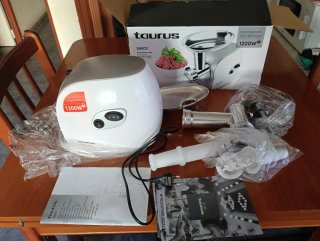 Picadora de carne Taurus Savoy 1200W. Nuevo