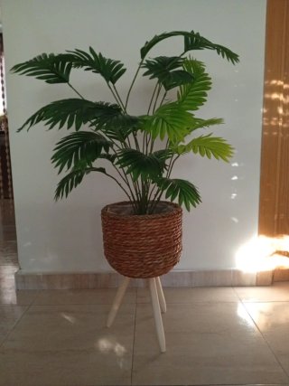 Palmera artificial con macetero de mimbre