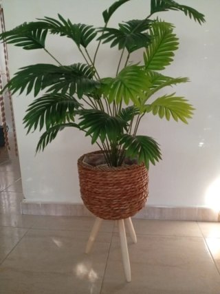 Palmera artificial con macetero de mimbre