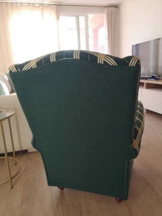 Sillón orejero de tela verde a cuadros