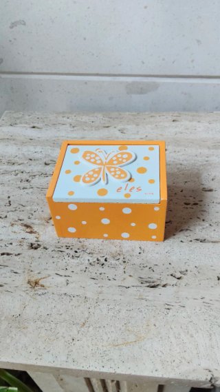 Cajita de madera decorada con mariposa