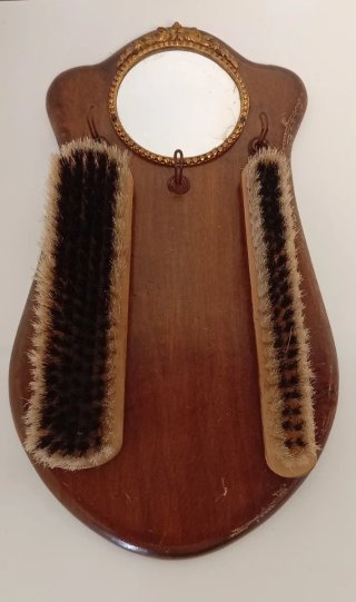 SOPORTE DE PARED DE MADERA CON ESPEJO Y CEPILLOS