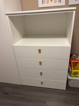 Cómoda blanca con tiradores de madera